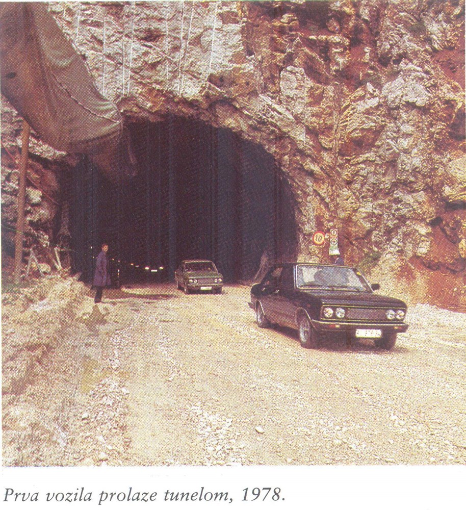 Prvi automobili prolaze kroz tunel nakon probijanja 1978. (iz monografije "Učka - cestovni tunel") 